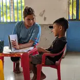 Volunteer working with a child in Costa Rica