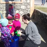 Intern working with young children in Nepal 
