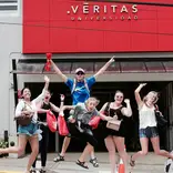 Students jumping for joy at la Universidad Veritas