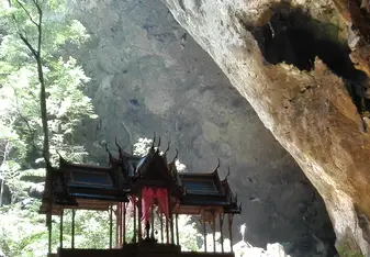 The cave of 300