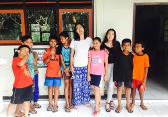 group photo with the 6th grade kids at SD5 Kedewatan