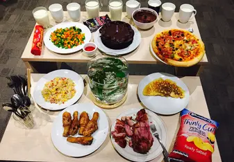 Days after I came here, it was my friends' birthday so we invited both Chinese friends and our foreign flatmates to have a party.