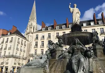 Your walk to school! Place Royale Fountain