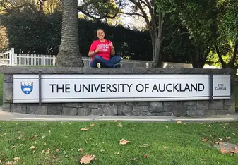 University of Auckland welcome sign