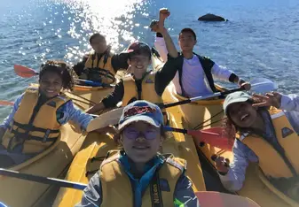 Kayaking with others LU English Language School' s students