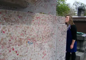 woman kissing memorial