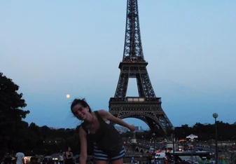 group photo at eiffel tower