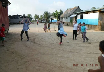 Playing "caracol" with the kids of Puerto Miguel, in the selva (rainforest) region