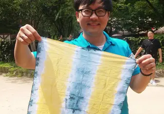 Eddy dyed his own handkerchief 