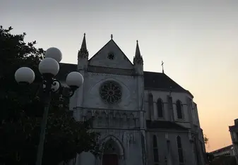 une cathedrale au centre-ville Pau