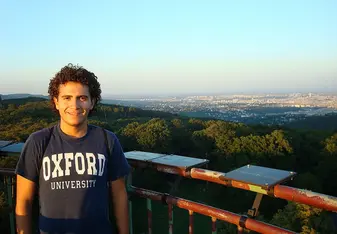 Male student wearing an Oxfod t-shirt 