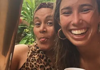Enjoying a pipa fría with my ama. 