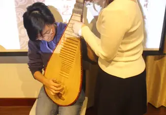 international student learning how to play pipa