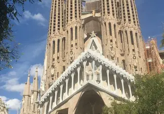 Embrace the beautiful sights and the city’s most prized monuments!