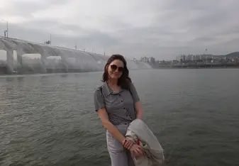 Amanda at the Han River in Seoul March 2018