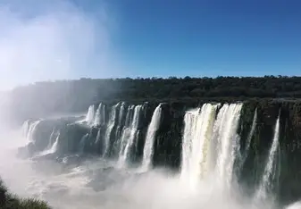 Side viewpoint of the famous falls 