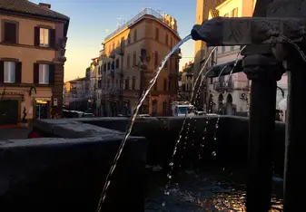 Fontana Grande; A fountain in middle of a busy center.