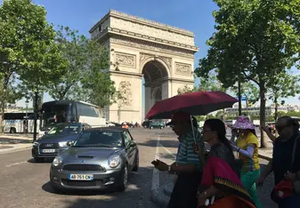 Une belle vue de l’Arc de Triomphe sous le ciel de Paris