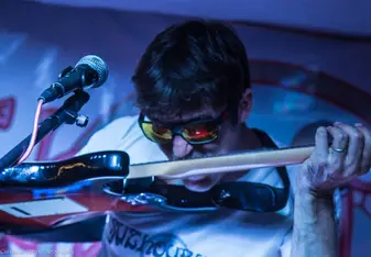 mmm this guitar tastes good!