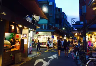 An image of Shida night market at sunset.