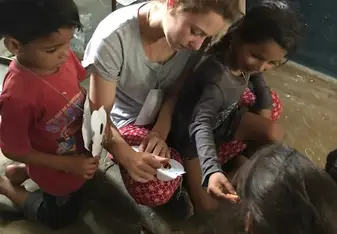STEP Volunteer working on an art project with students in Udaipur.