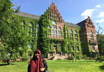 Student in front of lund university