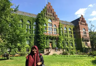 Student in front of lund university
