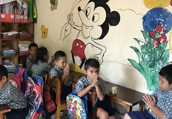 kids praying before class starts