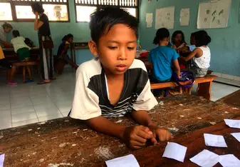 Playing memory and learning the verb to be