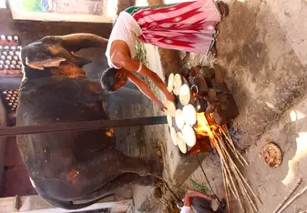 Cooking chapati (not for volunteers but for elephants !)