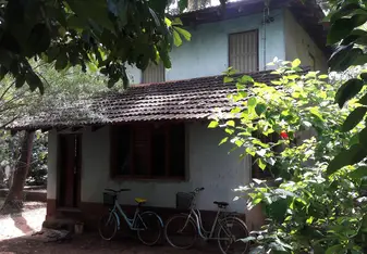 This a lovely farm house next to beach for volunteer - interns