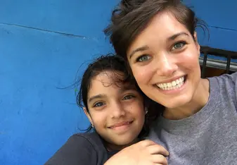 volunteer with children in costa rica