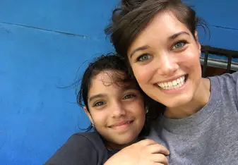volunteer with children in costa rica