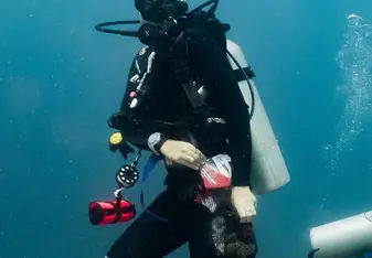 Using the "t-bag" to carry out an under water clean up. Photo credit- Serena Stean