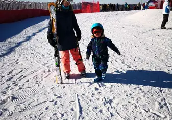 aupair with hostchild on ski slope