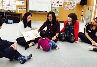 Reading multilingual storybooks with toddlers