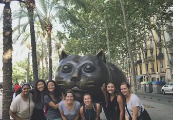 Visiting El Gato del Raval with other intern friends!