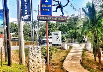 The walking path to Maximo Nivel in Manuel Antonio