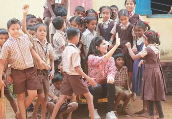 Volunteer with children of schools in rural India
