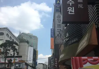 A snapshot of one of the streets in the Seoul area. Plenty of restaurants, plenty of signs, and the hustle and bustle of the public.