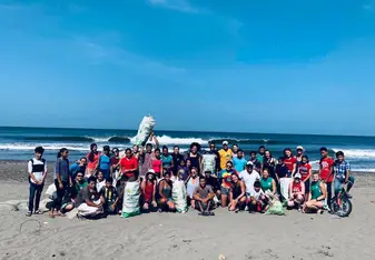 Beach Clean Up with local students and American volunteers