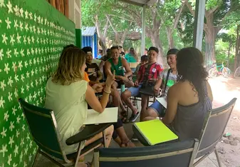 Volunteers teaching Nicaraguan students english