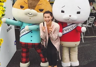 Canadian poses with characters on a Japan working holiday