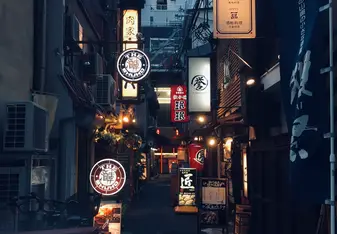 A little alleyway in the midst of Umeda