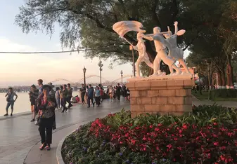 Strolling along the Songhua River