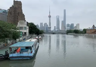 Image of the Suzhou river leading out to the bund.