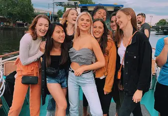 Group photo on Berlin sightseeing boat cruise excursion