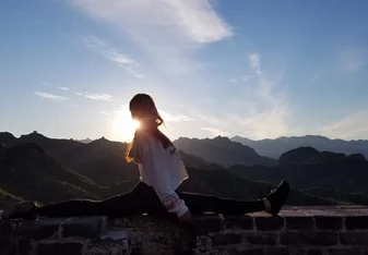TEAN woke us up around 4am, and then we watched the sunrise on the Great Wall