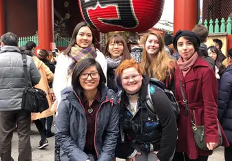 Group of 6 people posing in front of the Thunder Gate in Asakusa