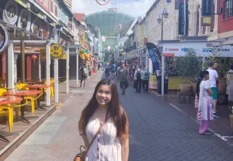 Me exploring Chinatown in Singapore!